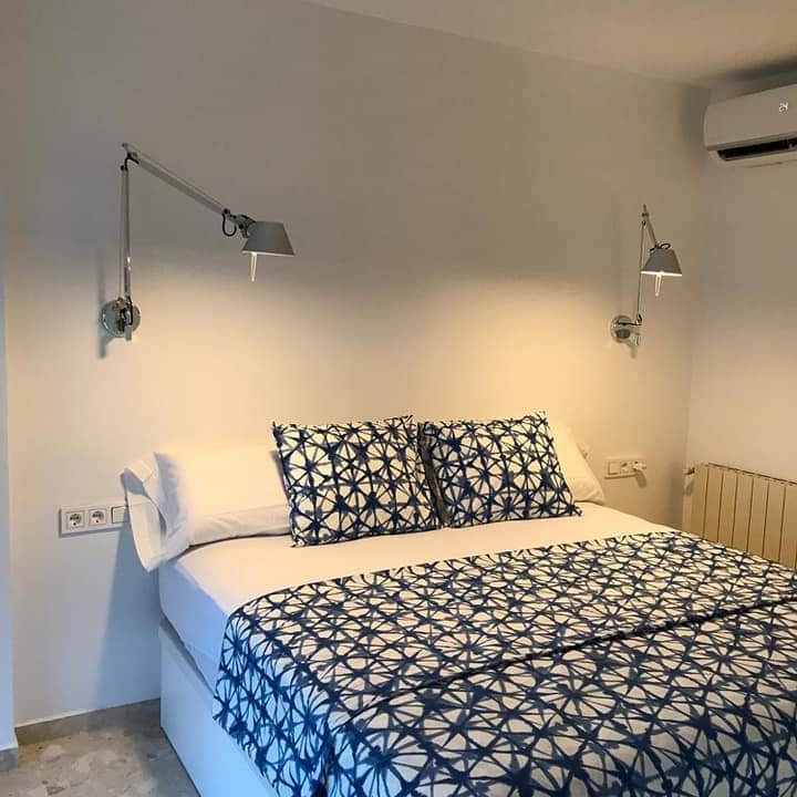 Promoycon Millán E Hijo habitacion con cama de sabanas azules